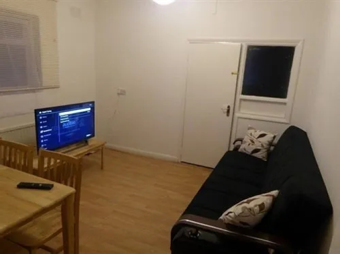 Seymour Apartment