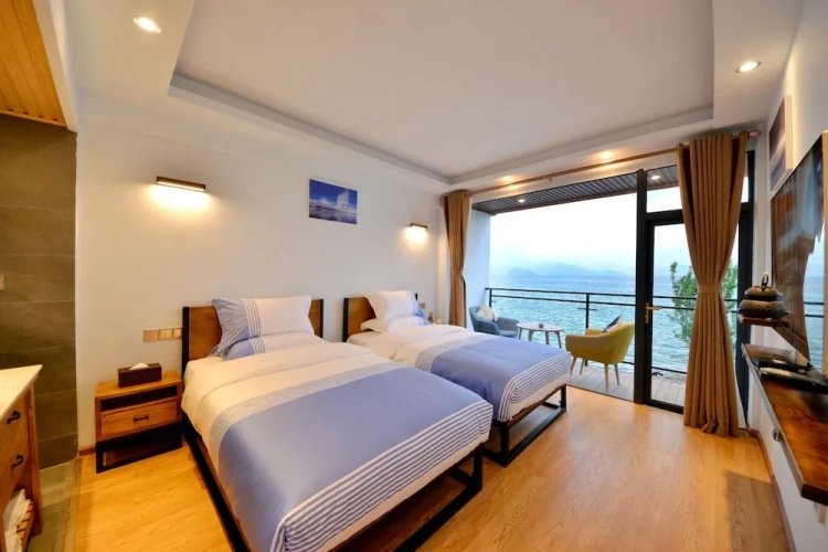 Deluxe Twin room with balcony and with lake view