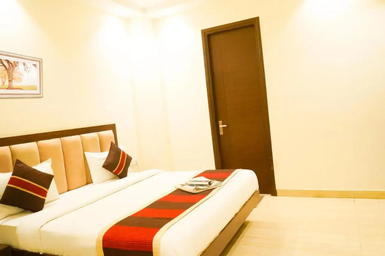 Roomshala 024 Luxury Stays Sector 12
