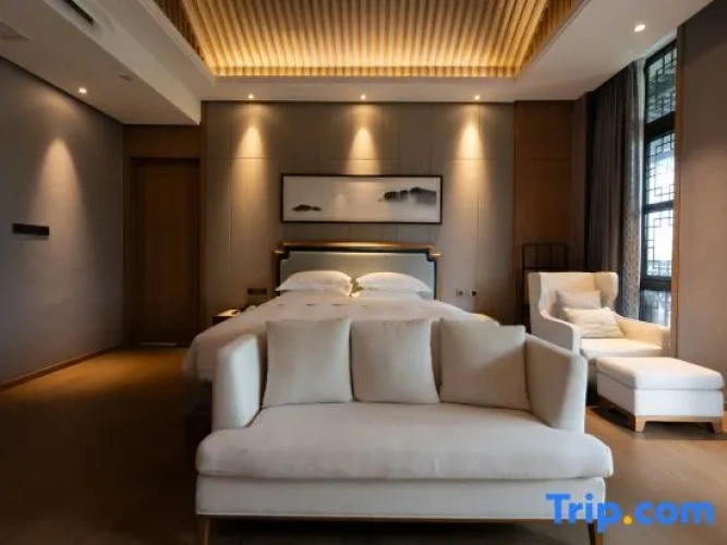 Suite with lake view
