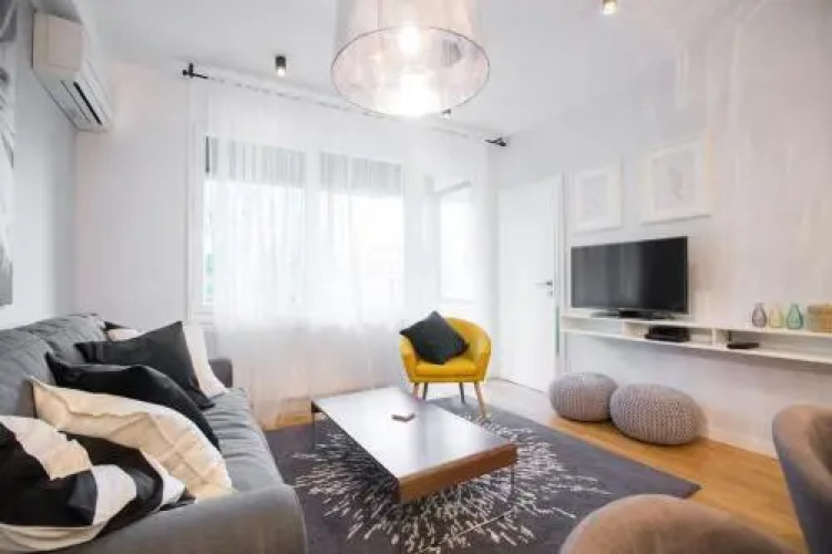 Hella Apartment