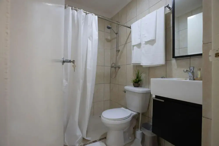 King Size Bed Studio w Pool Close to Beaches