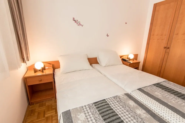 Standard Triple room with park view