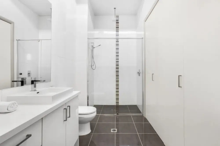 2-bed Apartment With Parking & Balcony Near Trains