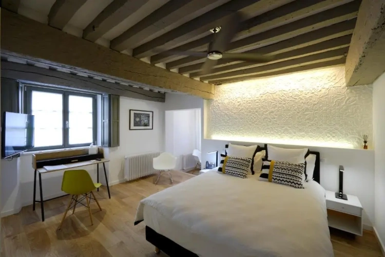 Apartment with balcony