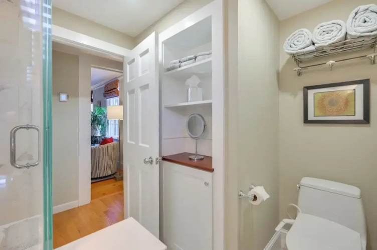 < 1 Mi to Dtwn Salem: Apt w/ Shared Patio & Yard!