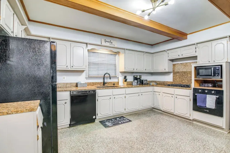 Walk to Graceland: Spacious Memphis Home!