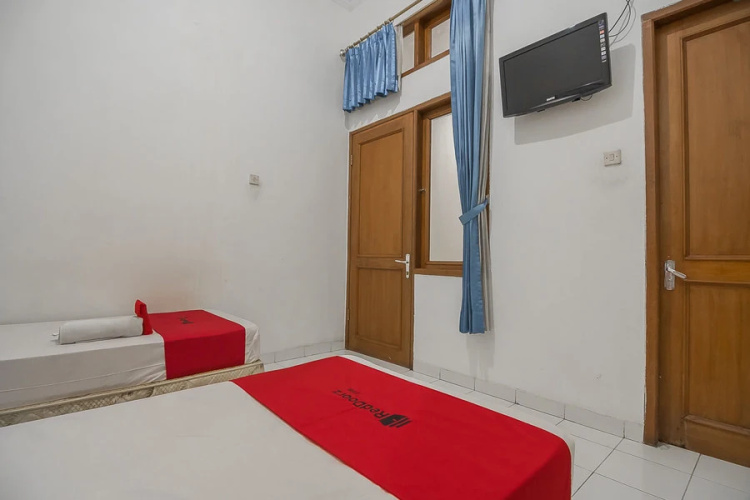 Reddoorz Near Setrasari Mall