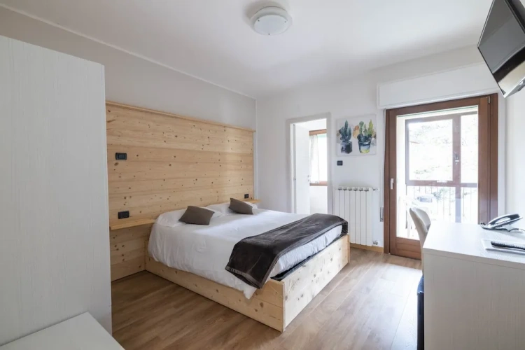 Classic Double room with balcony and with mountain view