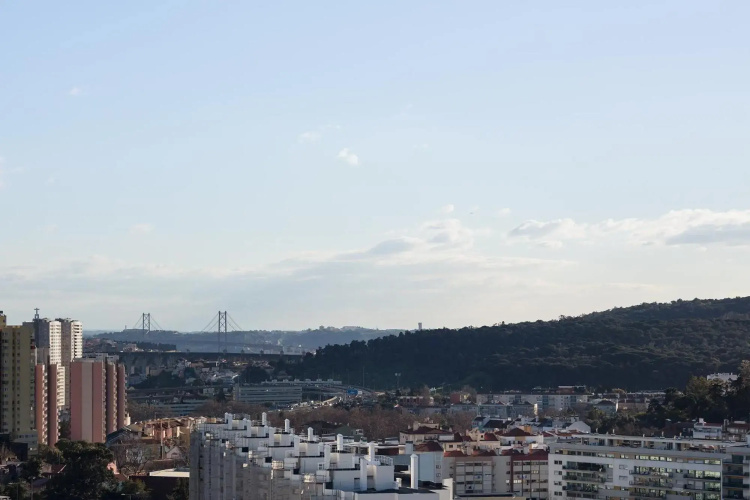 Skyscraper Riverview Lisbon with Indoor Pool