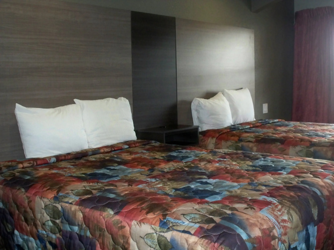 Econo Lodge Inn & Suites