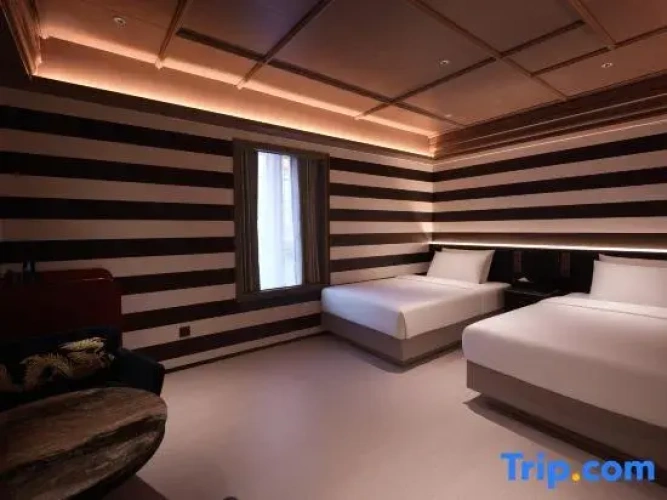 Standard Twin room with street view