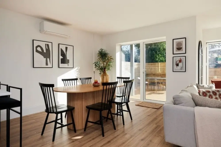 3 Bedrooms Apartment
