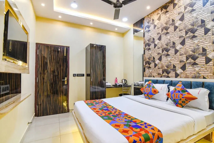 Fabhotel Royal Park Inn
