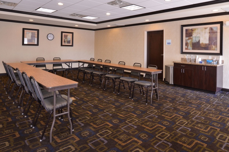 Holiday Inn Express And Suites Fairmont photo 26
