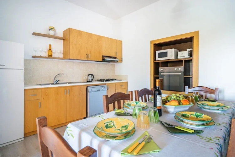 6 Bedrooms Villa