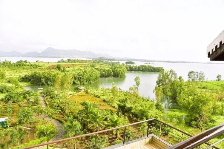 Stunning Views Rooftop Pool Lakefront Home