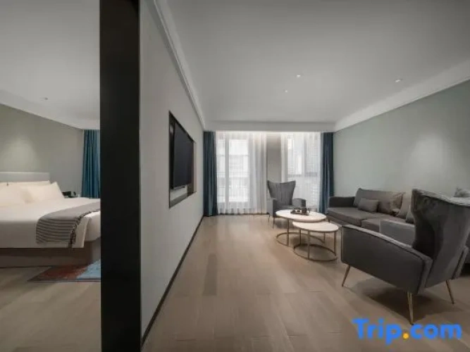 Suite with courtyard view