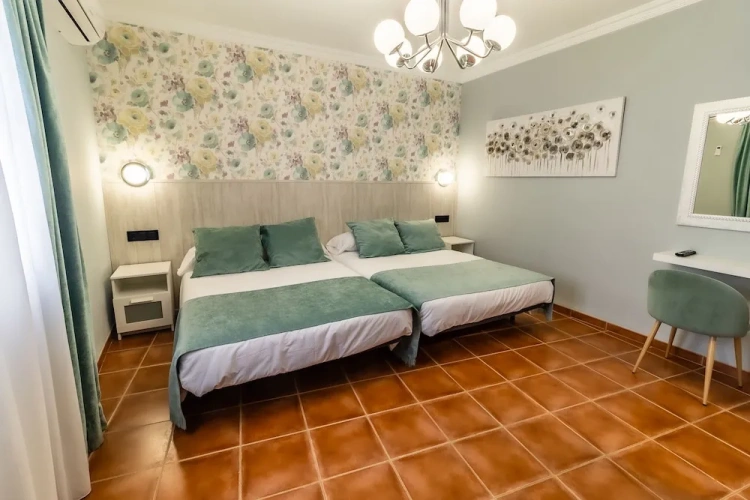Standard Quadruple room with garden view