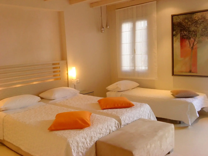 Iria Beach art hotel