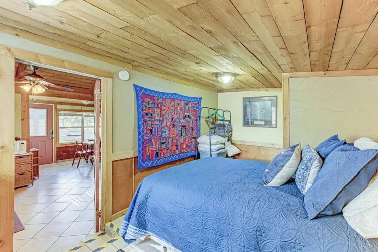 Charming Lakeview Cottage With Lake Access!
