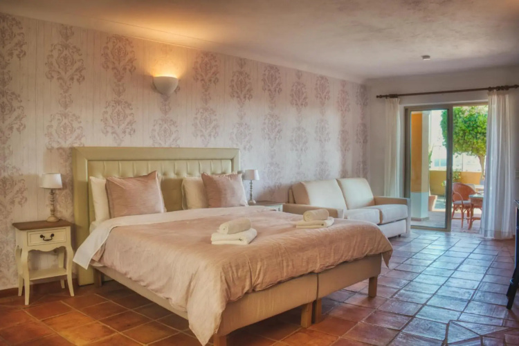 Moonshine Guest House with private studios and private cottage