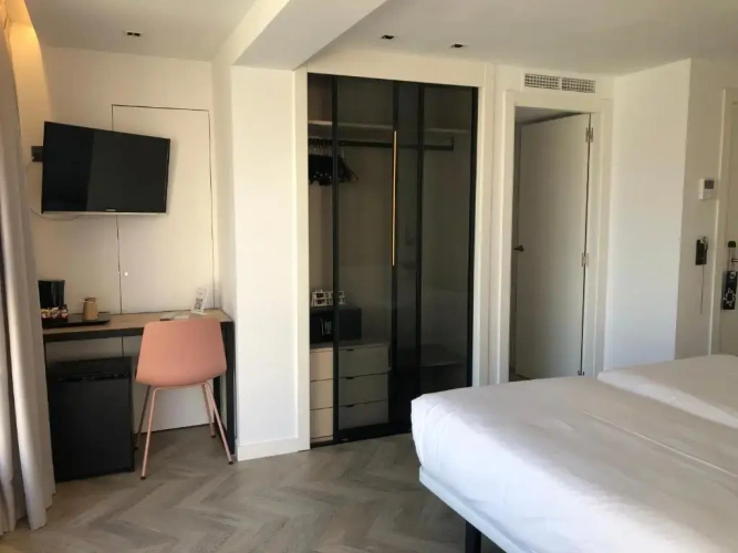 Classic Twin room with city view