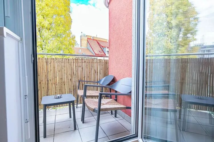 Cozy 1BR 1LR Apartment Balcony City