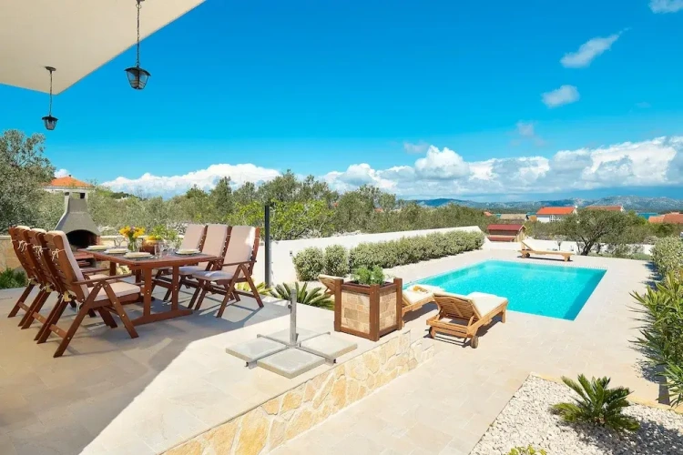 Villa with partial sea view