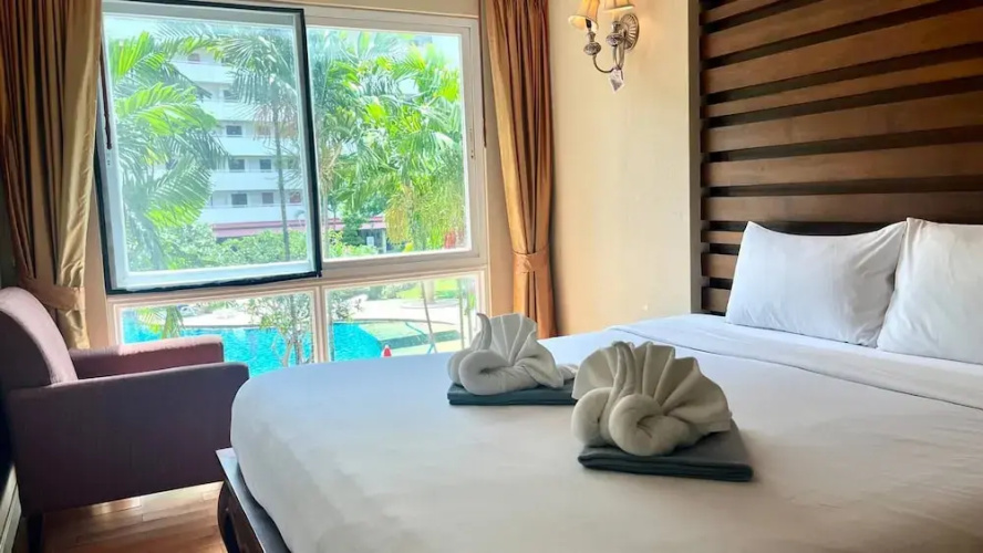 6-26 - 1 Bdr Condo With Balcony and Shared Pool