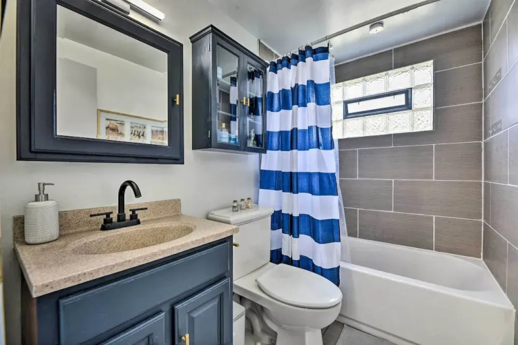 Charming Buffalo Apt: 18 Mi to Niagara Falls!