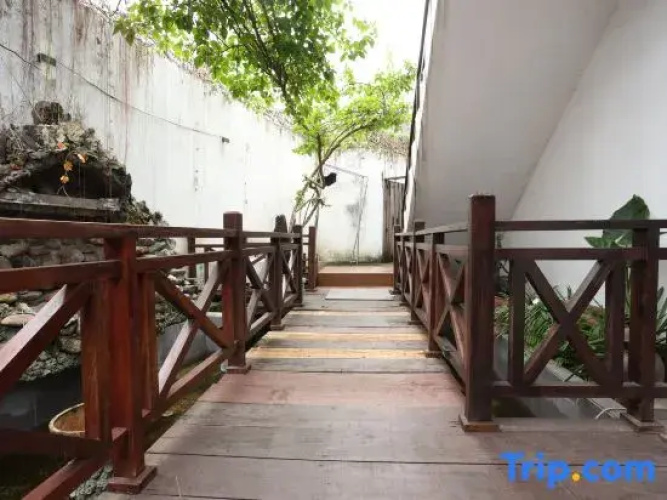 We House Guest Hotel