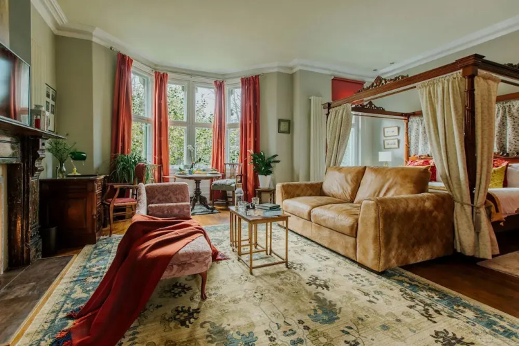 The Suite, 82 Cathedral, Private Parking