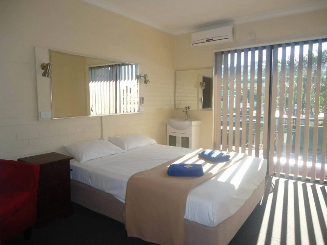 Kingsford Riverside Inn
