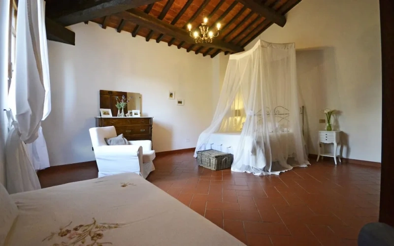 4 Bedrooms Apartment