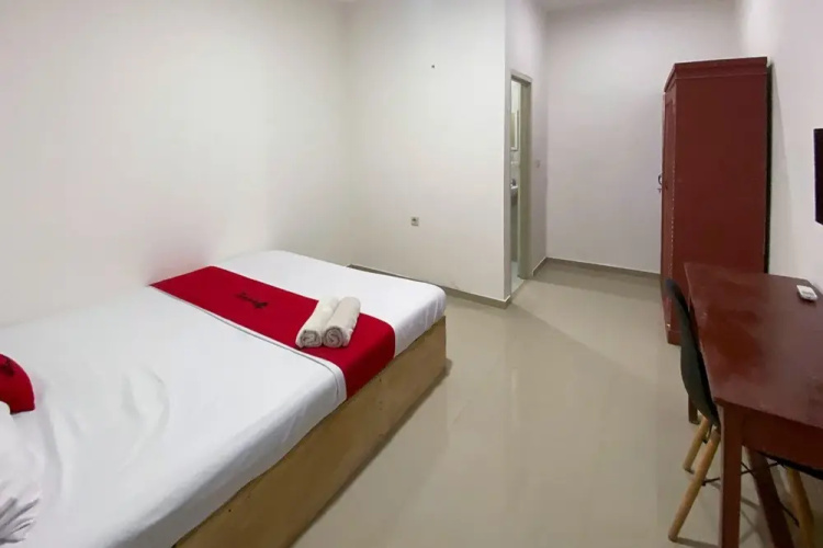 RedDoorz near Pasar Baru 4
