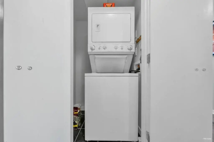 Spacious DT 2-BDR High-rise with view, pool, gym
