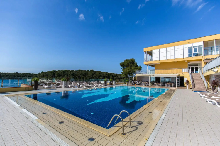 Splendid Golden Rocks Resort