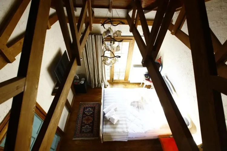 Deluxe Single Basement room with street view