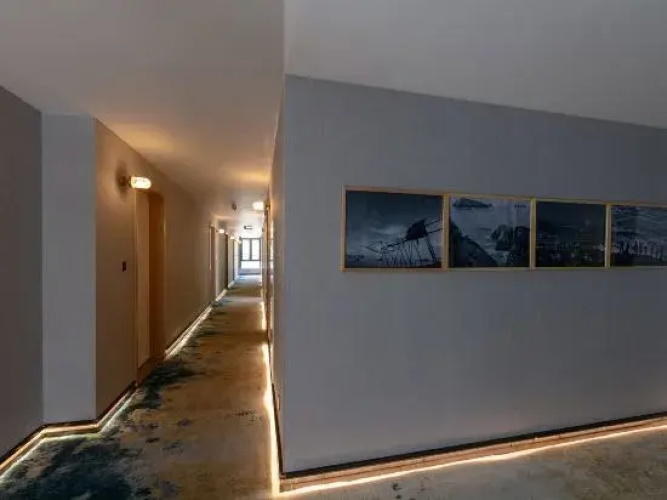 Stoneship Hotel