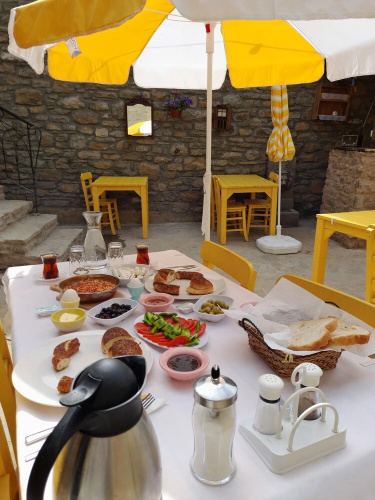 Sari Keçi̇ Taş Otel