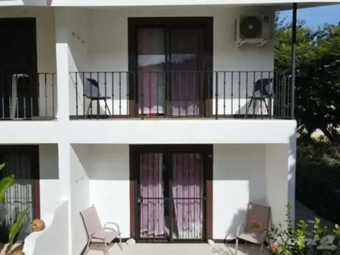 2-BD Unit with Pool, 2 Blocks from Beach