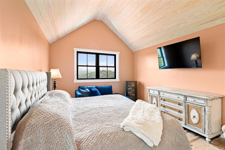Eagles Nest 5 Bdrm Lake Front Home