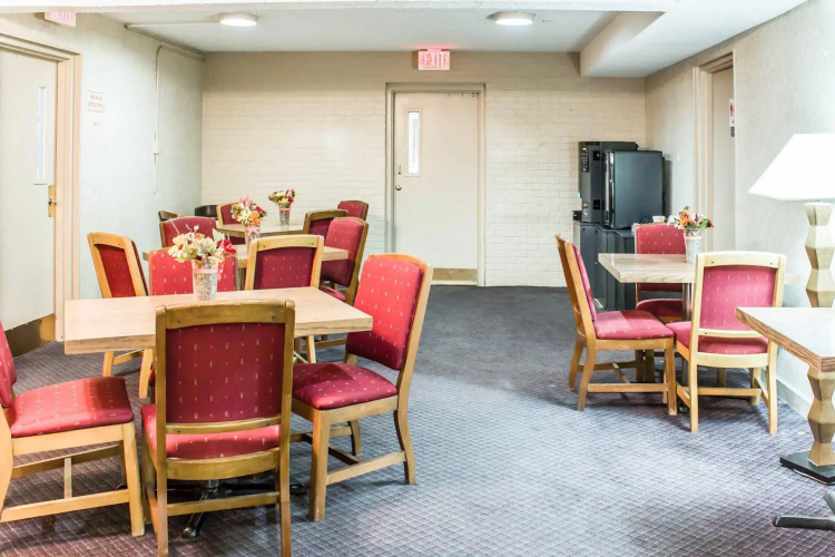 Econo Lodge and Suites