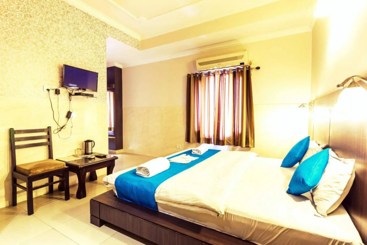 Zo Rooms MI Road