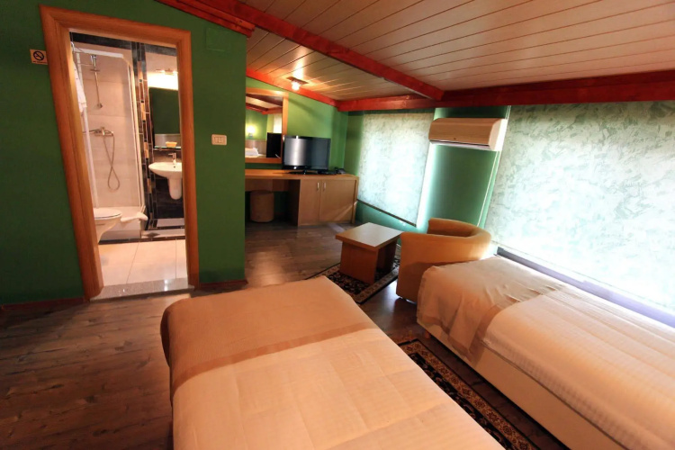 Hotel Lirak