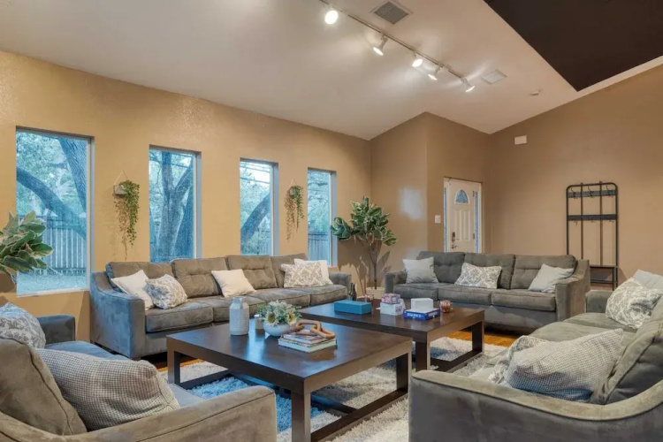 Sleeps 18! Game Room, Deck w/ Firepit, 5bdr, Casita Cedar & Stone by Avantstay