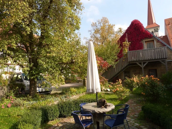 2 Bedrooms Standard Family room with garden view