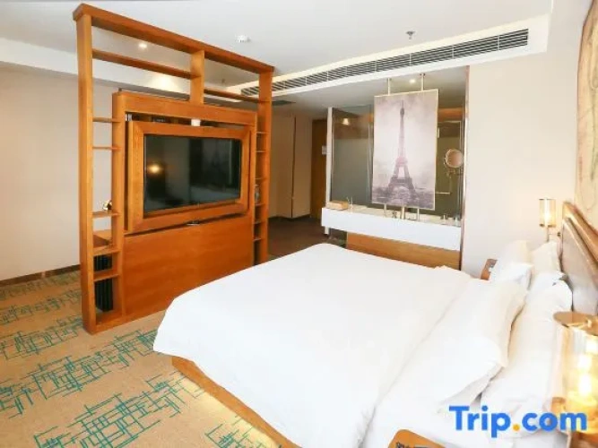 Suite with city view