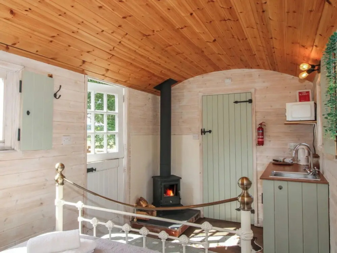 Aston - Shepherd Hut